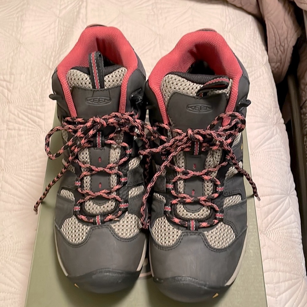 Keen Koven Mid Raven/ Slate Rose hiking boots Size 9 worn once. With box
